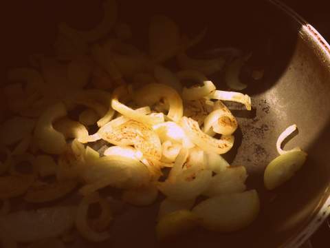Cebolla cortada en juliana para caramelizar Cebolla cortada en juliana para caramelizar