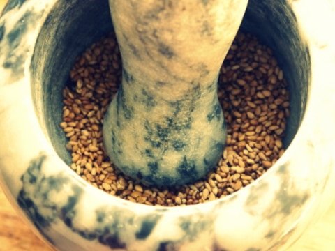 Semillas molidas para la receta de tahini Semillas molidas para la receta de tahini