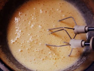 P1120814 1 Huevo batido para torta de cumpleaños