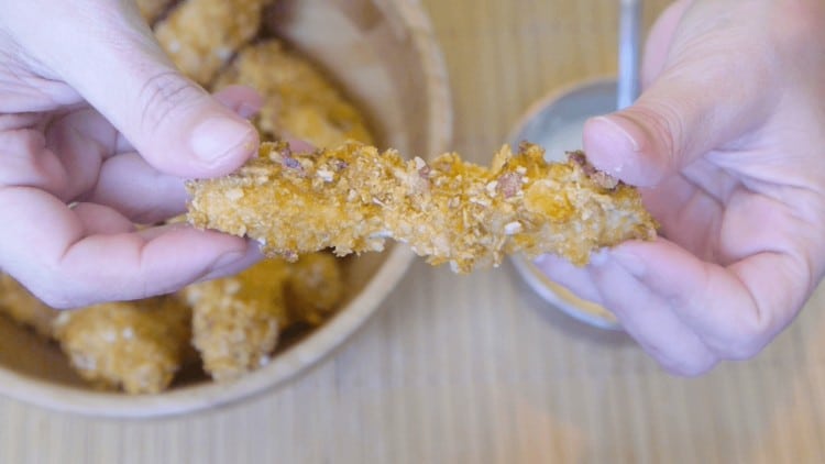 vlcsnap 2016 04 12 22h22m31s35 1 e1460516152127 bastones de pollo frito