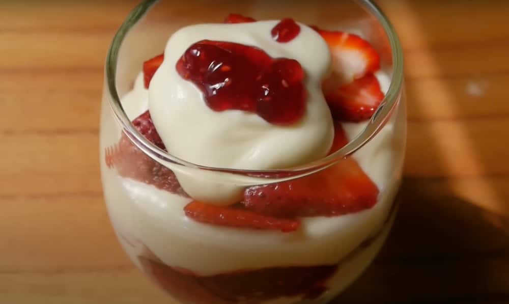 copa navidena de frutos rojos 1732193381 postre en copas para navidad con frutos rojos