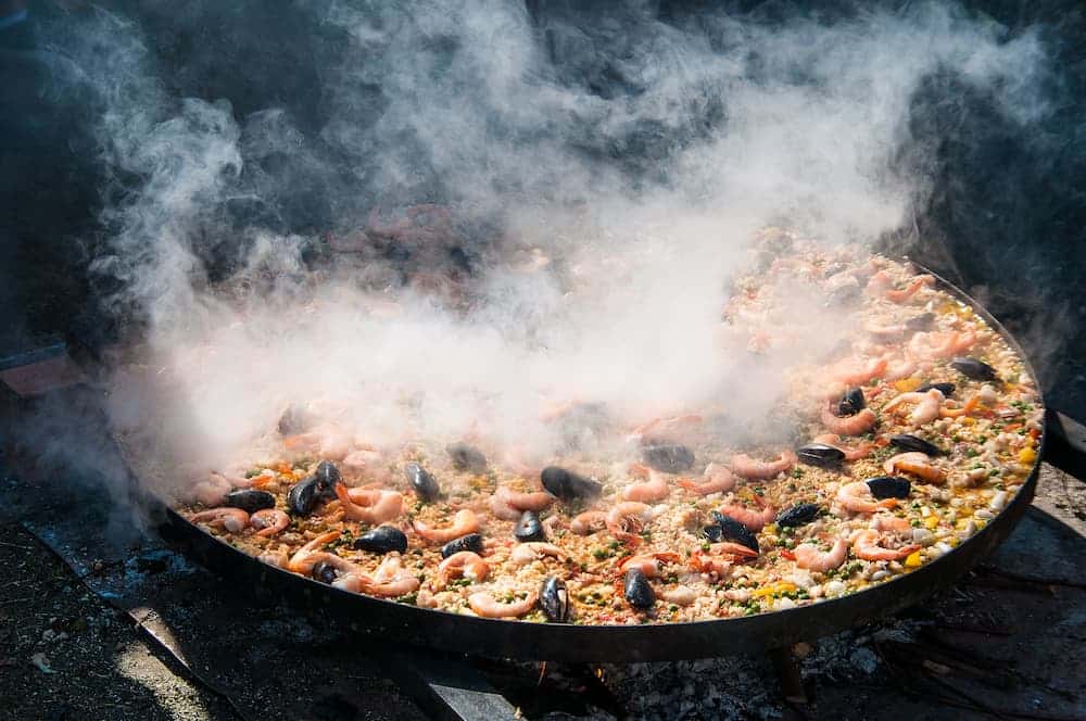 como se hace una paella de mariscos 1733225988 que lleva una paella de mariscos