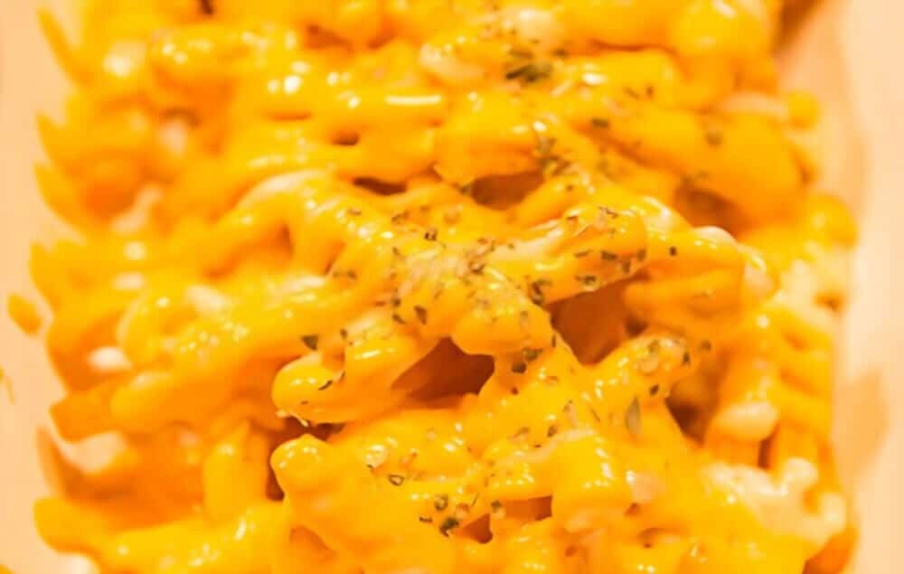 salsa de queso cheddar Papas con salsa de queso cheddar