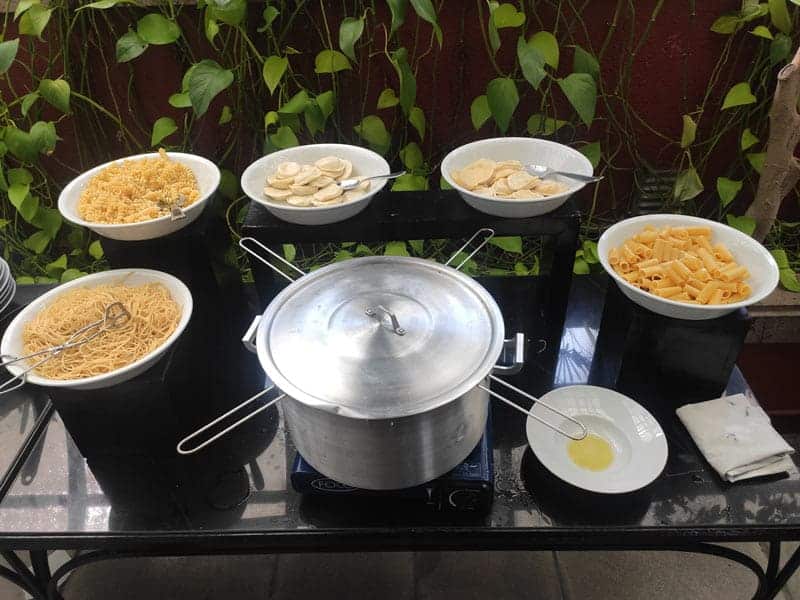 1664889527034 Estación de pastas Intercontinental Hotel Lets Lunch