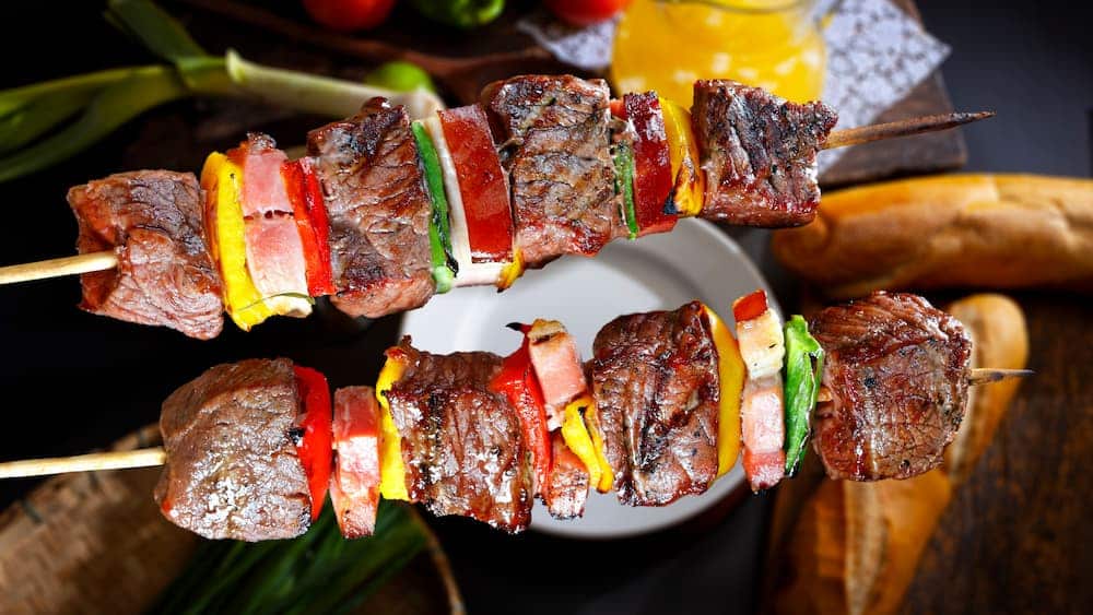 pinchos de carne brochetas de carne y verduras