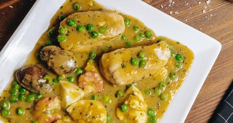 rodajas de merluza en salsa verde e1692821692455 receta fácil de merluza en salsa verde