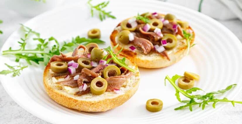 montadito de anchoas con oliva e1693921965793 como cocinar con anchoas