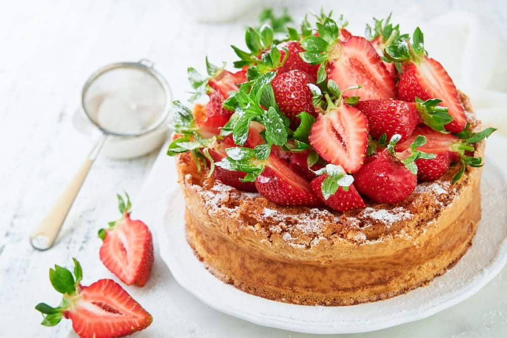 mostachon 1732525640 pastel mostachón con fresas