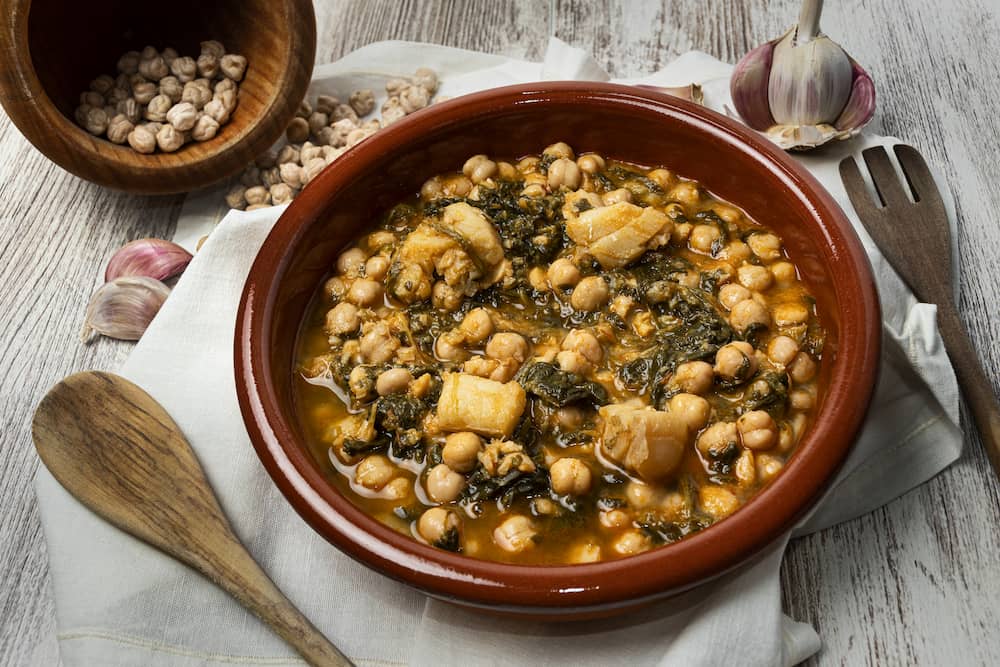 garbanzos con bacalao 1755602981 potaje de garbanzos con bacalao