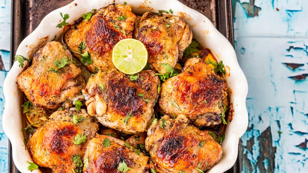 muslos de pollo al horno con patatas y cebolla 1763135812 recetas con muslos de pollo en freidora de aire