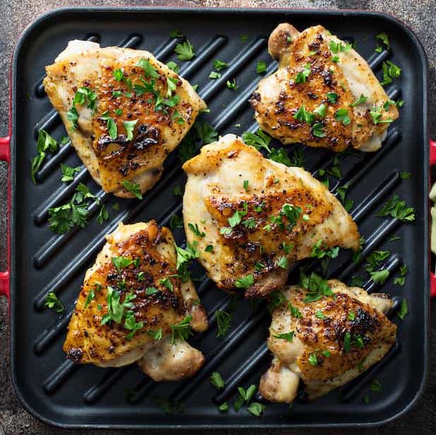 muslos de pollo con patatas en freidora de aire 1763135827 muslos de pollo en freidora de aire tiempo y temperatura