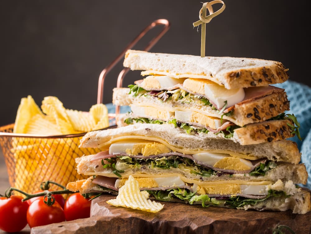 club sandwich con papas