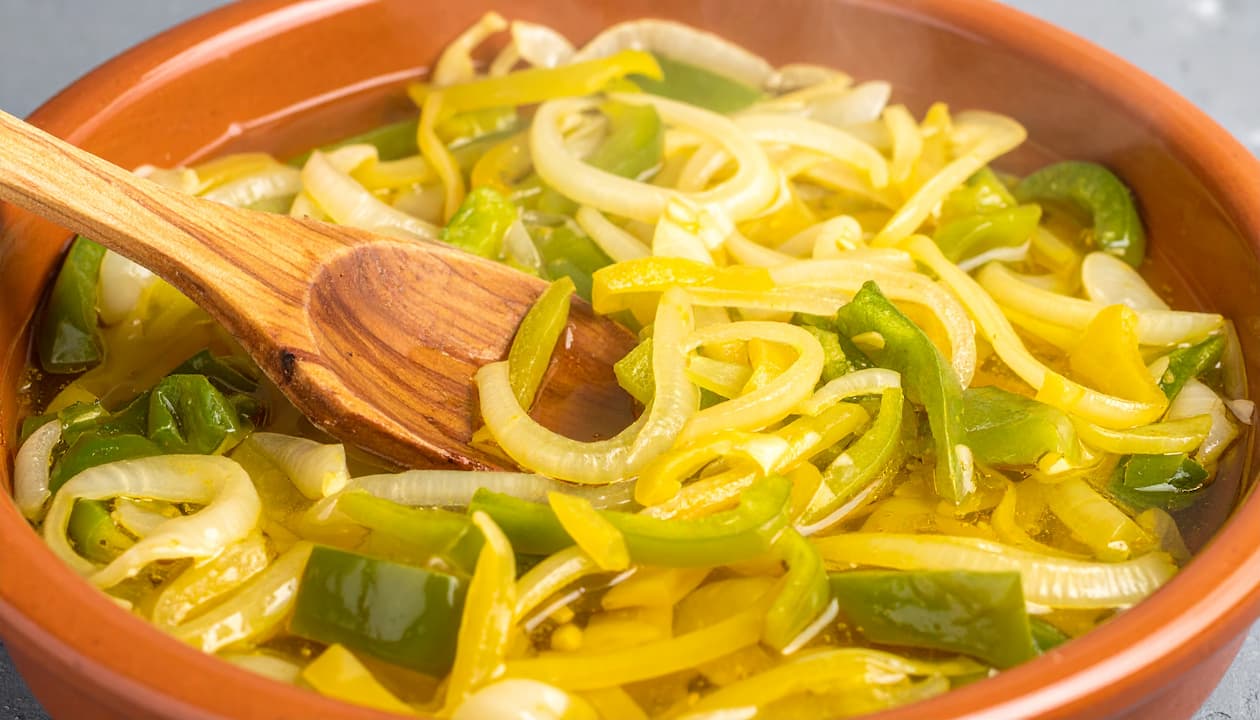 Pochado de cebolla y pimiento 1782467816 1782467816 Pochado de cebolla y pimiento 1782467816 1782467816