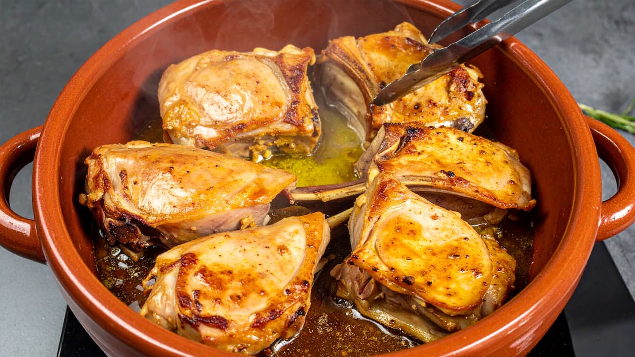 Sellado de la carne de conejo en cazuela de barro Paulina Cocina 1781170478 1781170478 Sellado de la carne de conejo en salsa