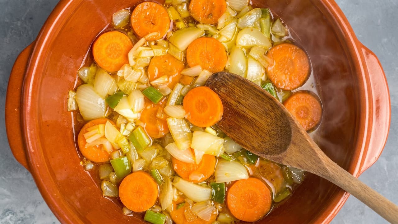Sofrito de verduras pochadas para conejo en salsa Paulina Cocina 1781170486 1781170486 Sofrito de verduras pochadas para conejo en salsa